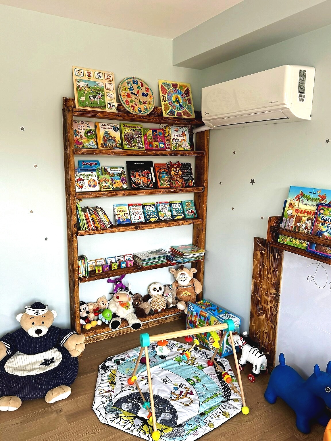 Библиотека и играчки